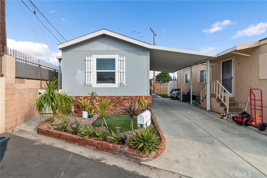 501 Willow Drive Property Photo 1