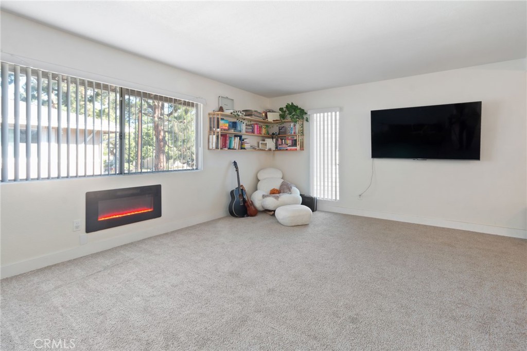 410 N Clark Street D Property Photo 4