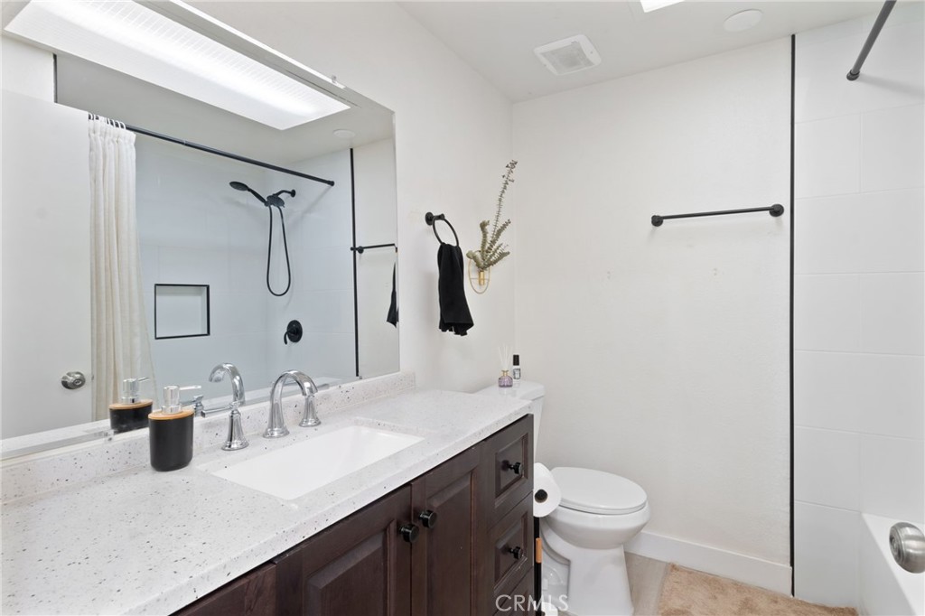 410 N Clark Street D Property Photo 16