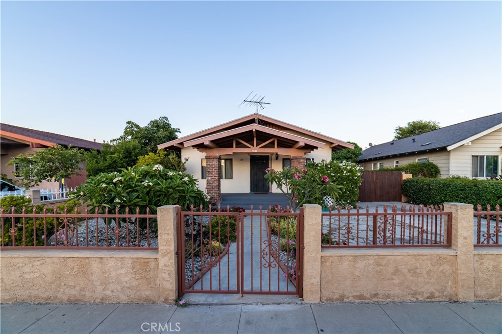 920 Cerritos Avenue Property Photo 1