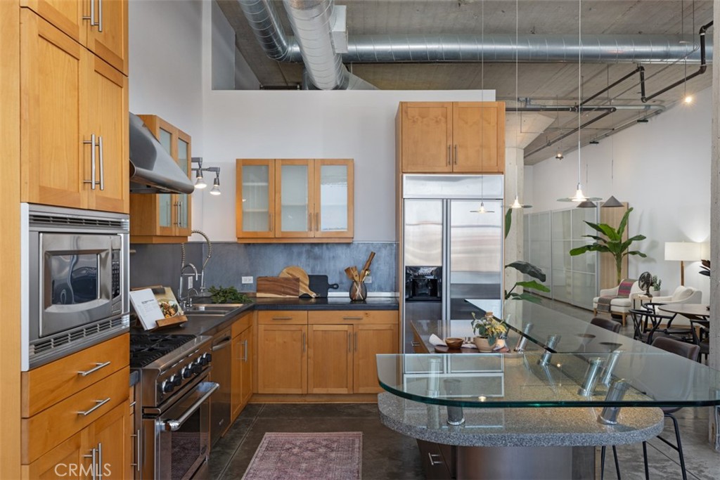 115 W 4th Street 408 Property Photo 4