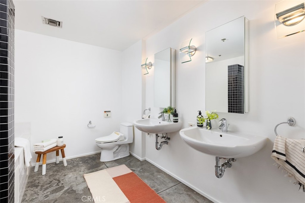 115 W 4th Street 408 Property Photo 13
