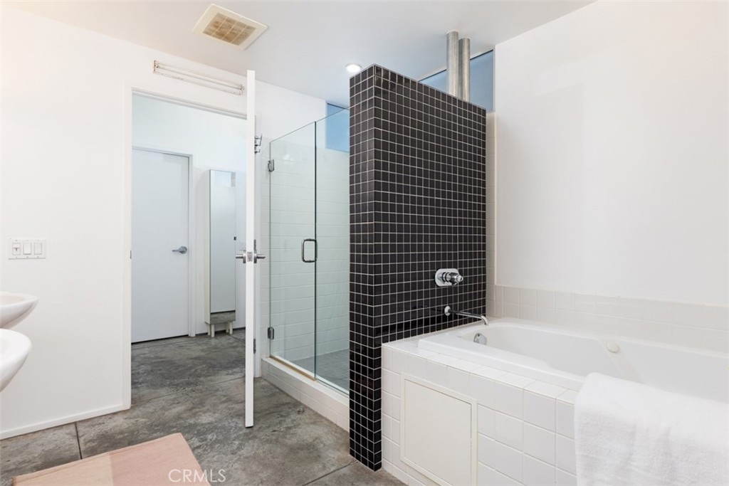 115 W 4th Street 408 Property Photo 14