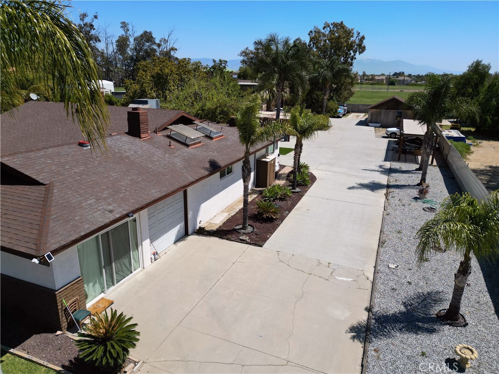 10881 Oleander Avenue Property Photo 6