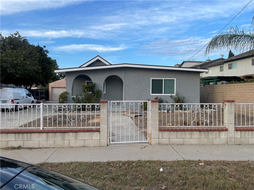 5009 W 7th Street Property Photo 1