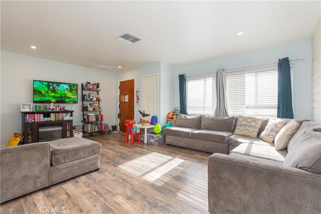 17248 Seville Avenue Property Photo 10
