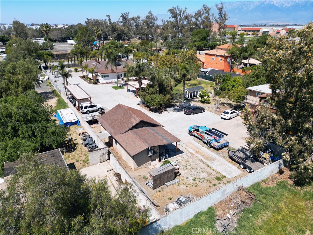 10881 Oleander Avenue Property Photo 2