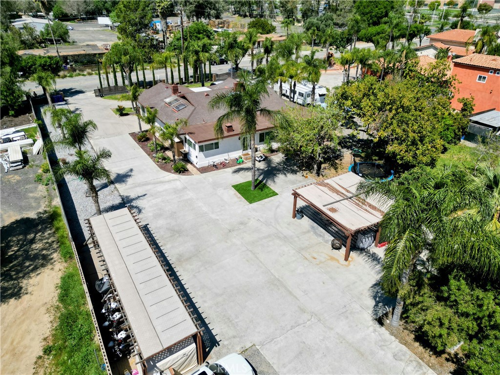10881 Oleander Avenue Property Photo 7