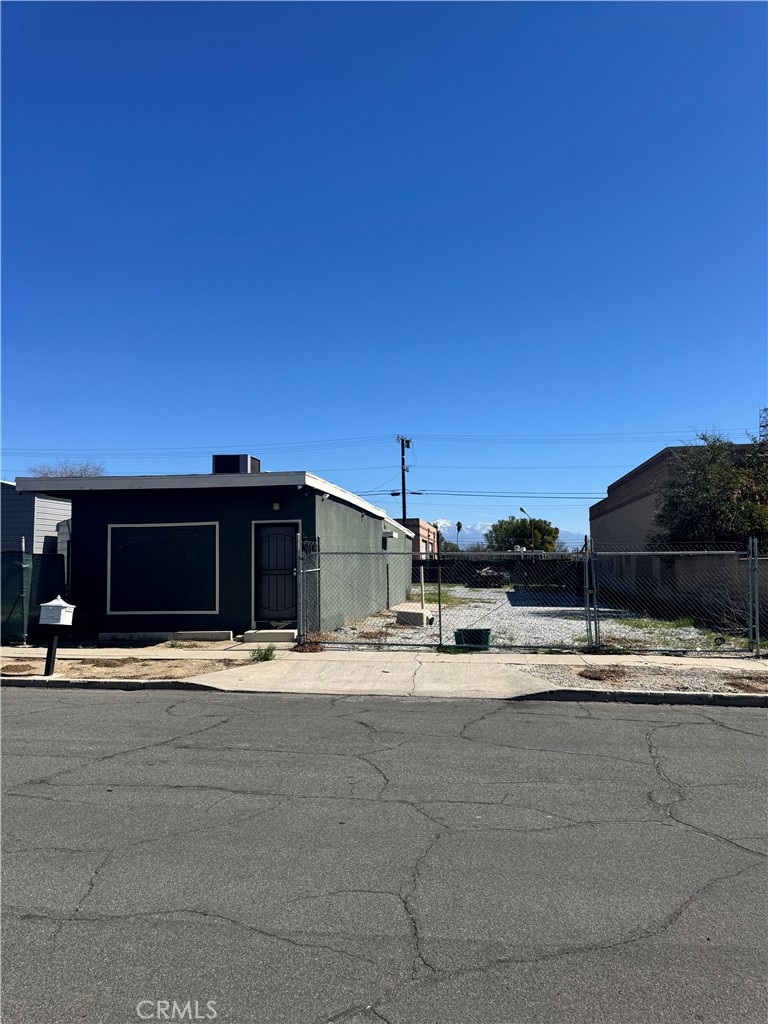 223 S Olive Avenue Property Photo 3