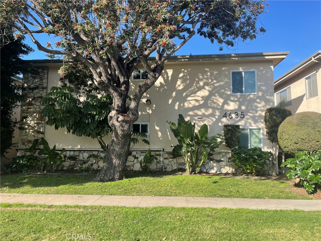 4635 N Bellflower Boulevard Property Photo 2
