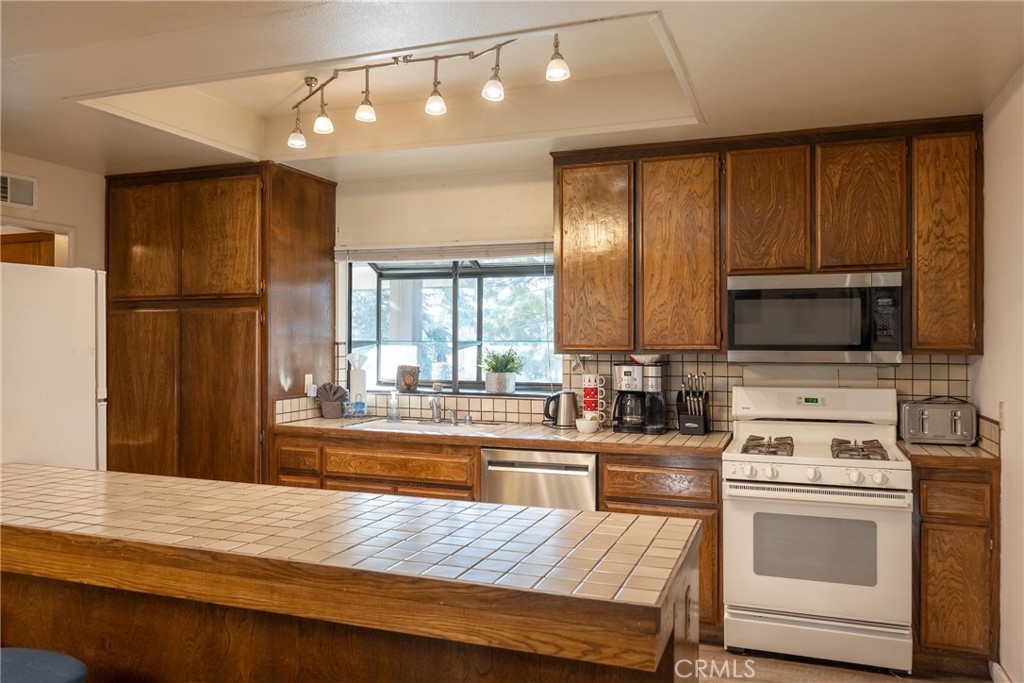 1394 Flintridge Avenue Property Photo 21