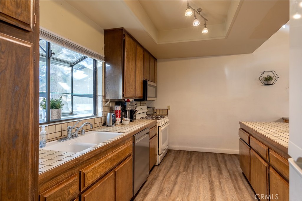 1394 Flintridge Avenue Property Photo 23