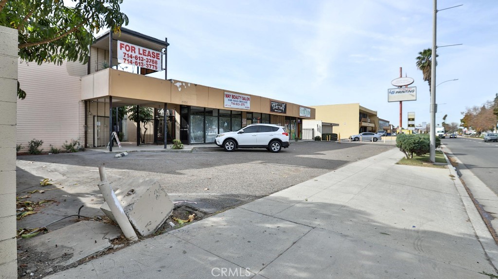 2010 W Lincoln Avenue Property Photo 7