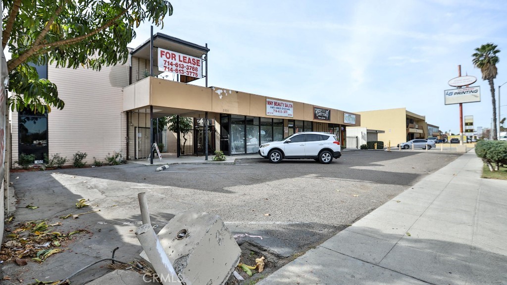 2010 W Lincoln Avenue Property Photo 8