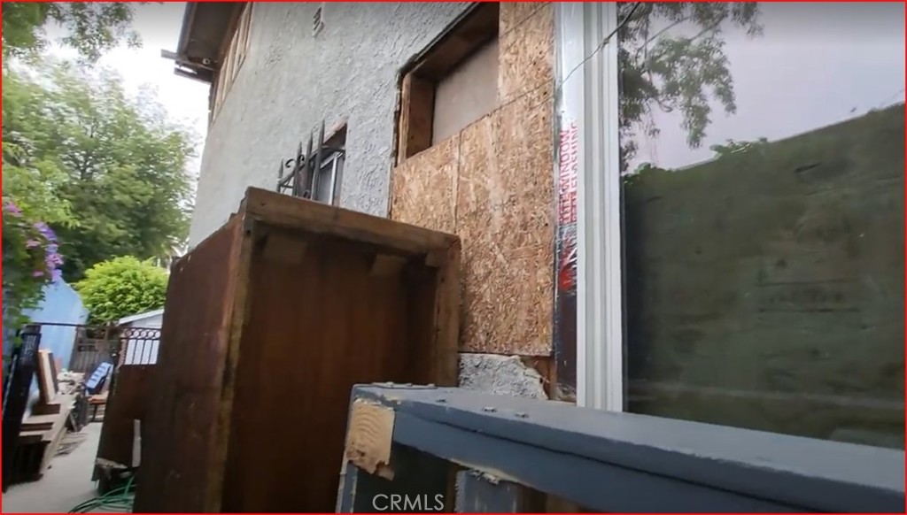 2720 S Sycamore Avenue Property Photo 5