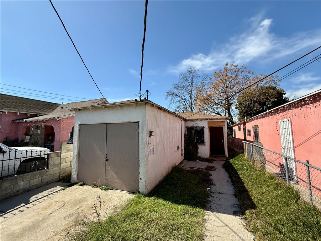 9517 Grape Street Property Photo