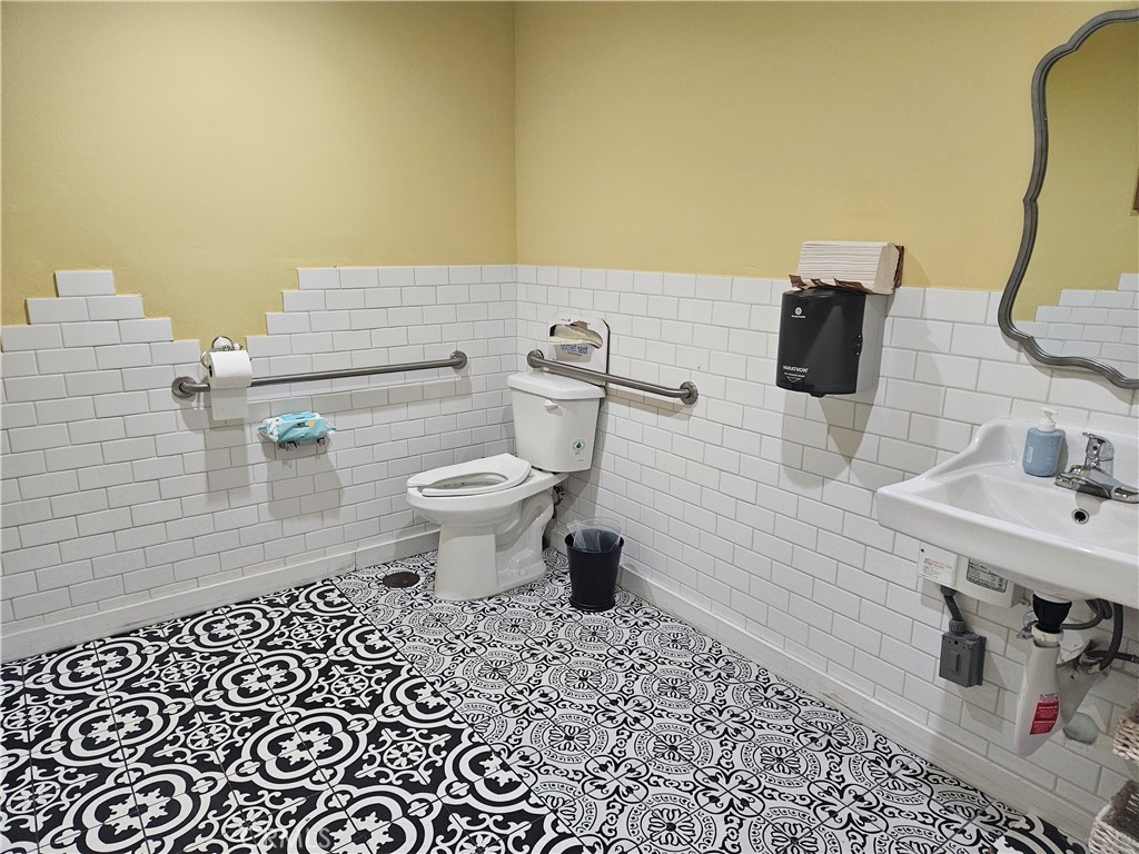 5240 Beach Blvd. A Property Photo 13