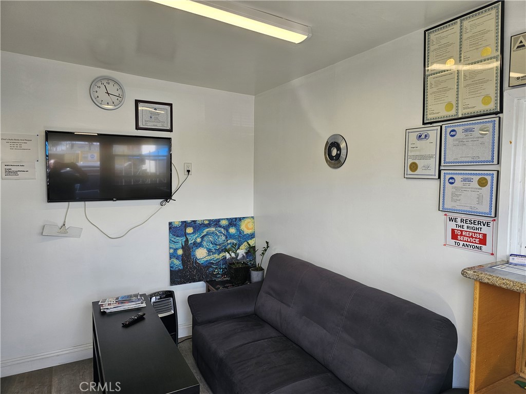 2320 W Vernon Avenue Property Photo 4