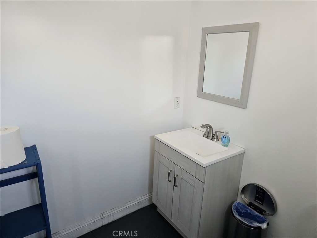 2320 W Vernon Avenue Property Photo 6