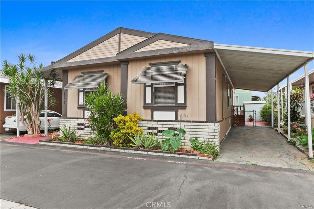 16707 Garfield Avenue 1707 Property Photo
