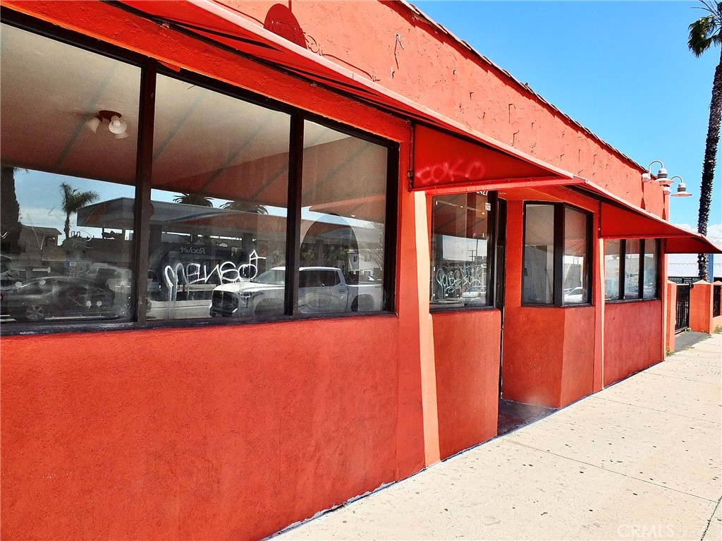 2427 E Anaheim Street Property Photo 2