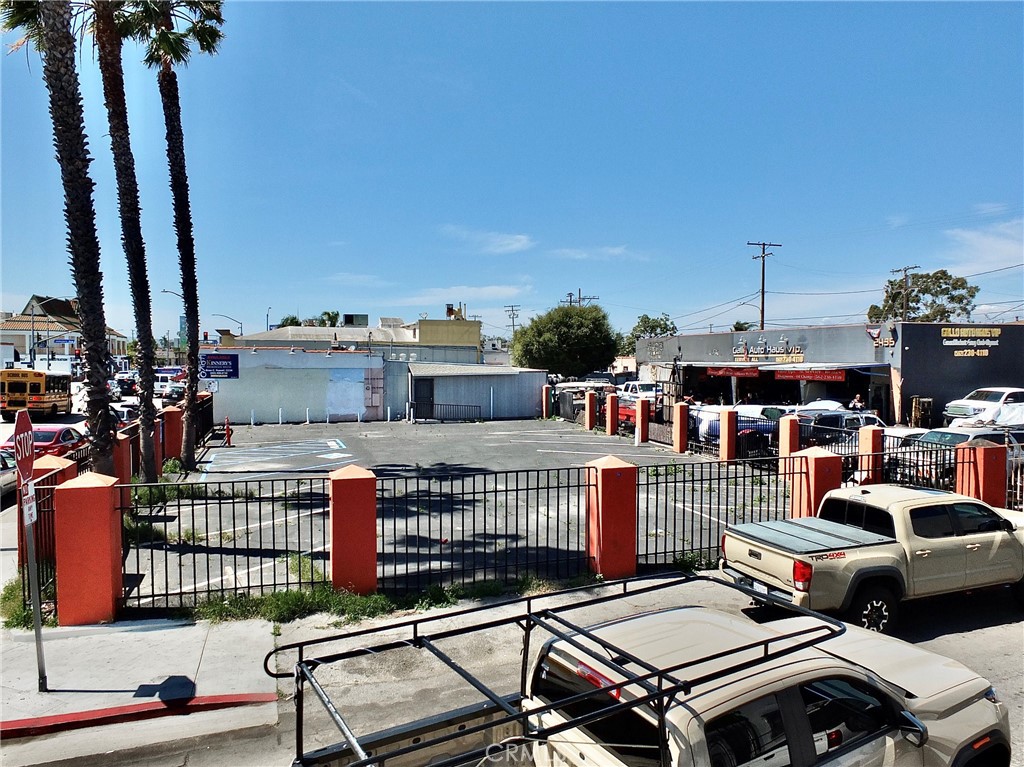 2427 E Anaheim Street Property Photo 4