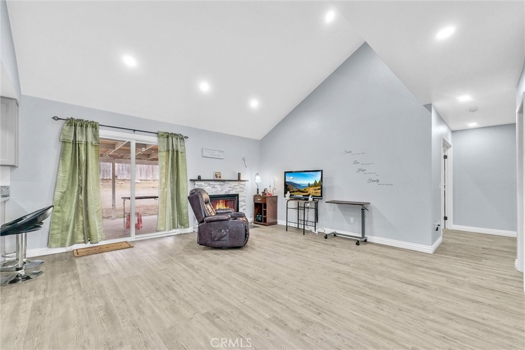 1264 N Mulberry Avenue Property Photo 11