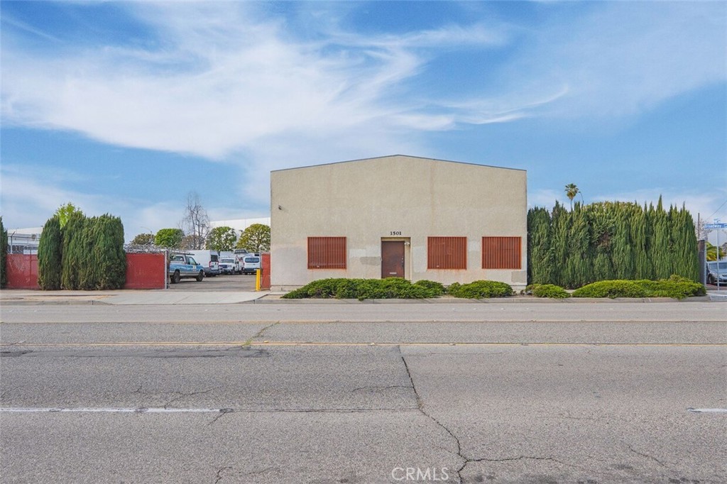 1501 W Broadway Property Photo