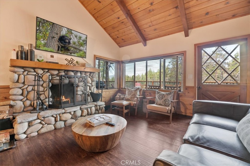698 Villa Grove Avenue Property Photo 3