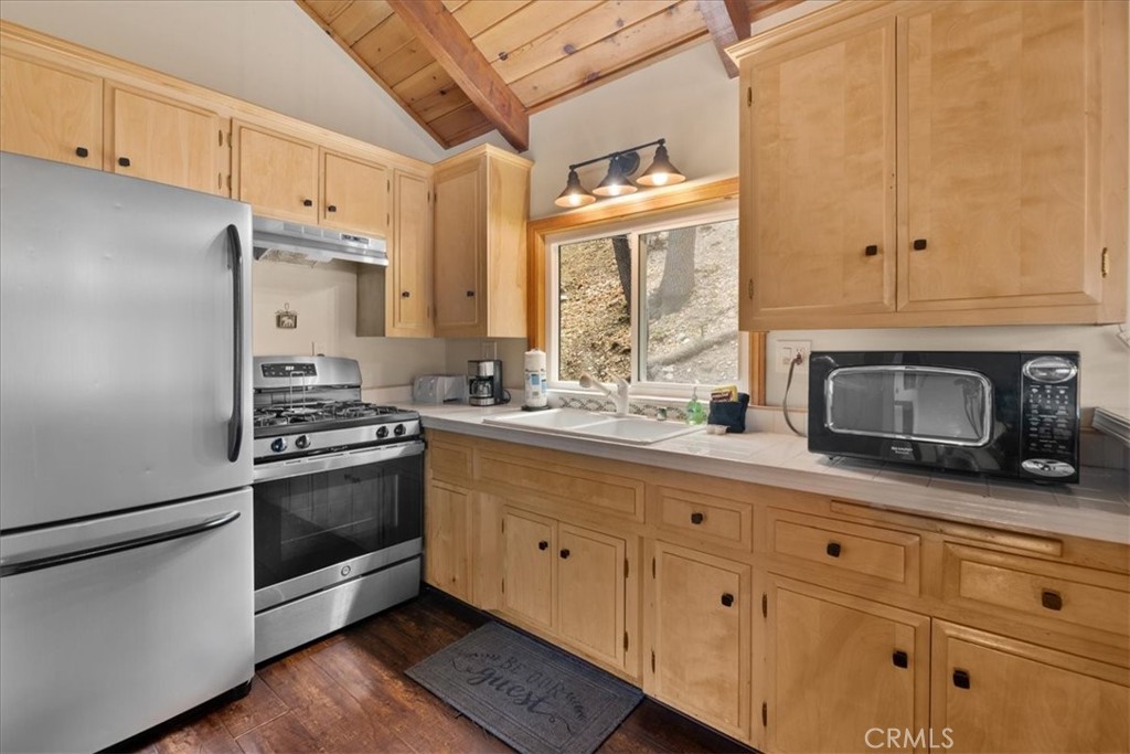 698 Villa Grove Avenue Property Photo 8