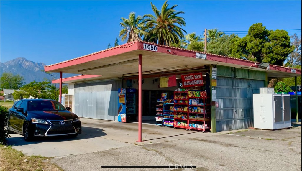 1650 N Grove Avenue Property Photo 1