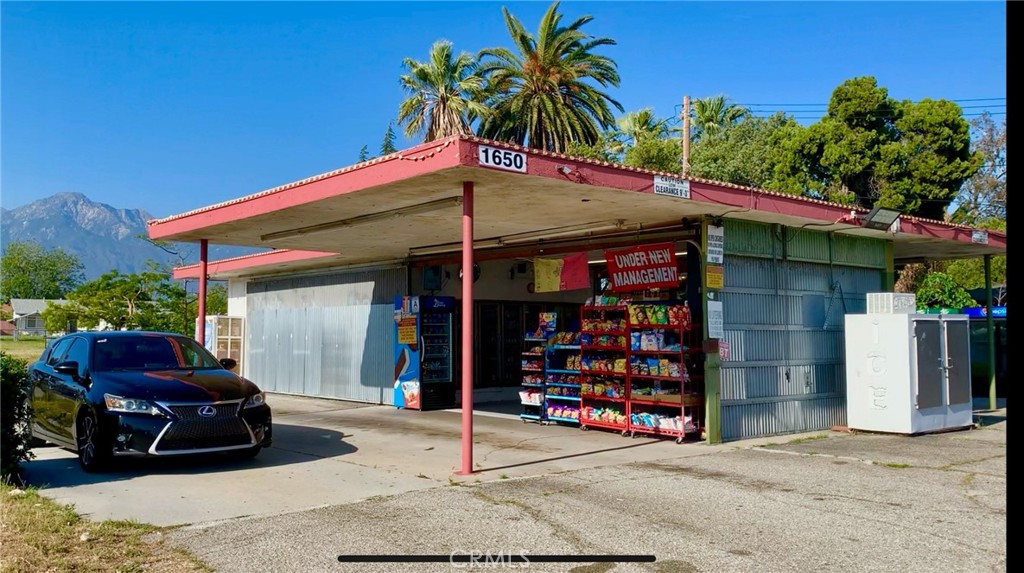 1650 N Grove Avenue Property Photo 3