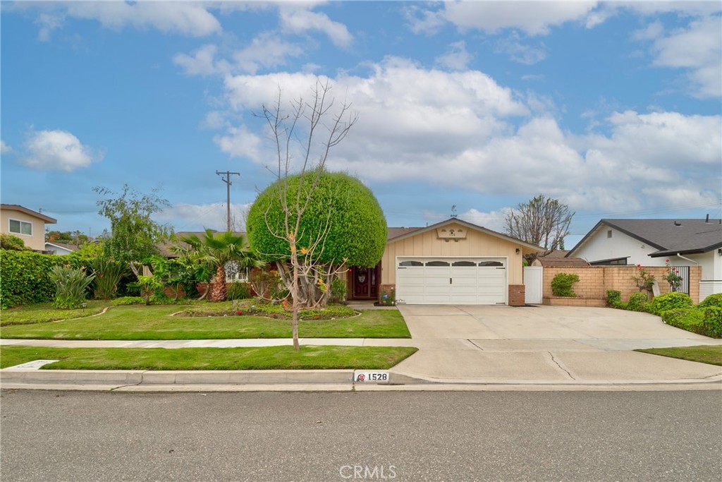 1528 E San Alto Avenue Property Photo