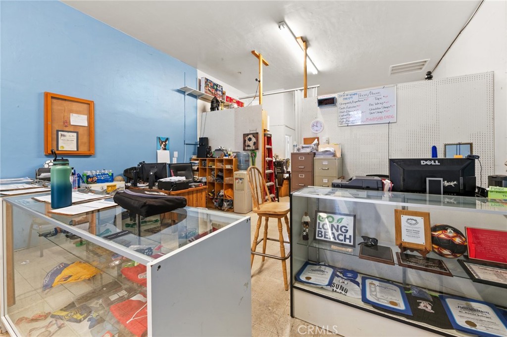 2070 Santa Fe Avenue Property Photo 4