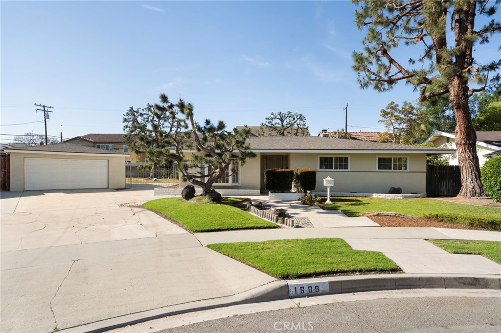 1608 W Buena Vista Avenue Property Photo 1
