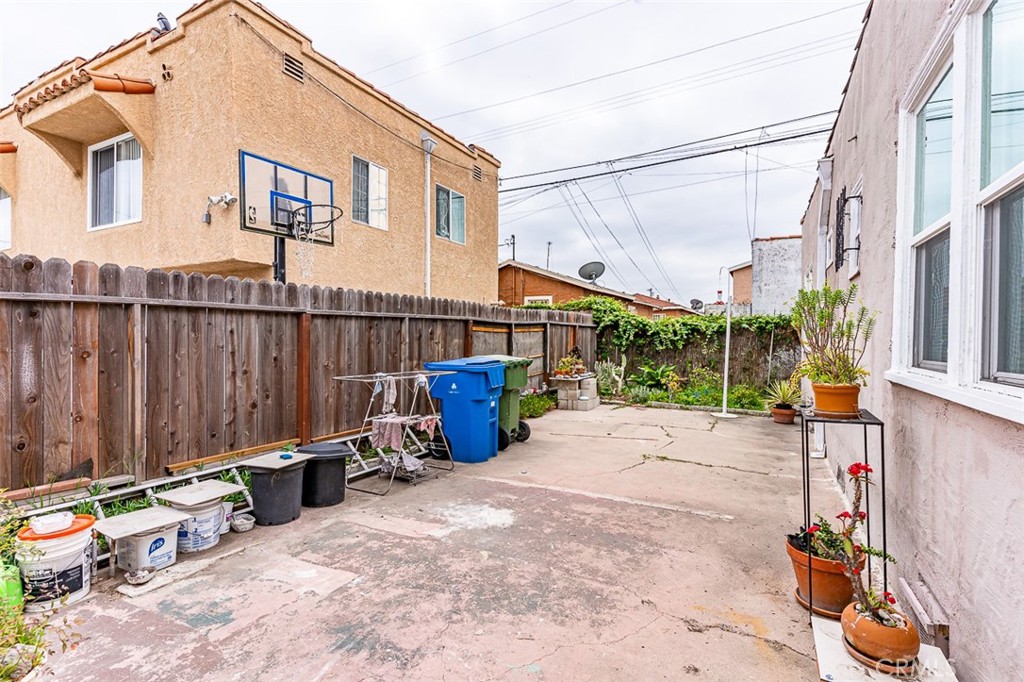 8462 S Denker Avenue Property Photo 17