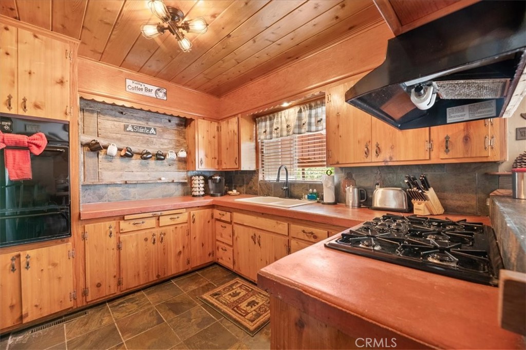 39989 Hillcrest Drive Property Photo 8