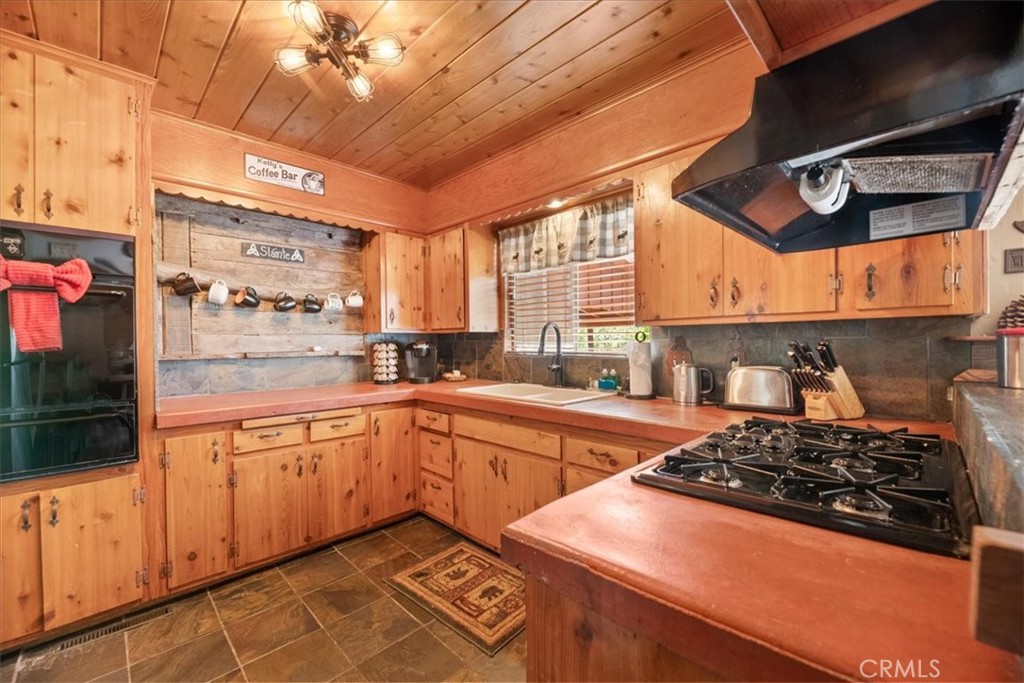 39989 Hillcrest Drive Property Photo 8