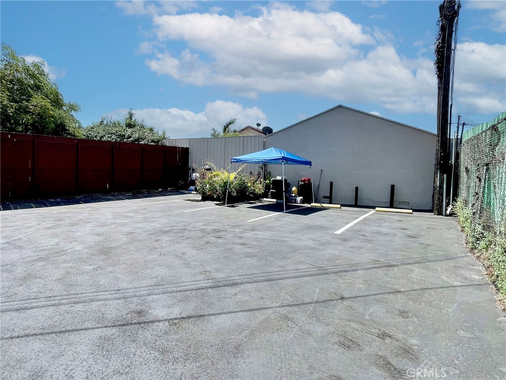 4346 Union Pacific Avenue Property Photo 7