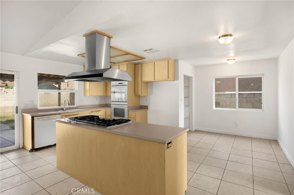 861 S Arrowhead Avenue Property Photo 14