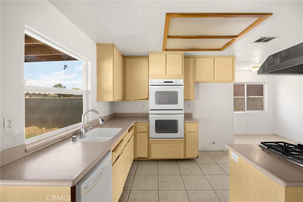 861 S Arrowhead Avenue Property Photo 17
