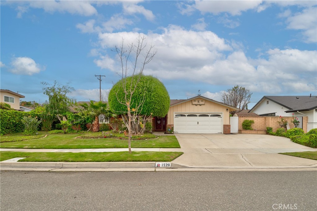 1528 E San Alto Avenue Property Photo 1