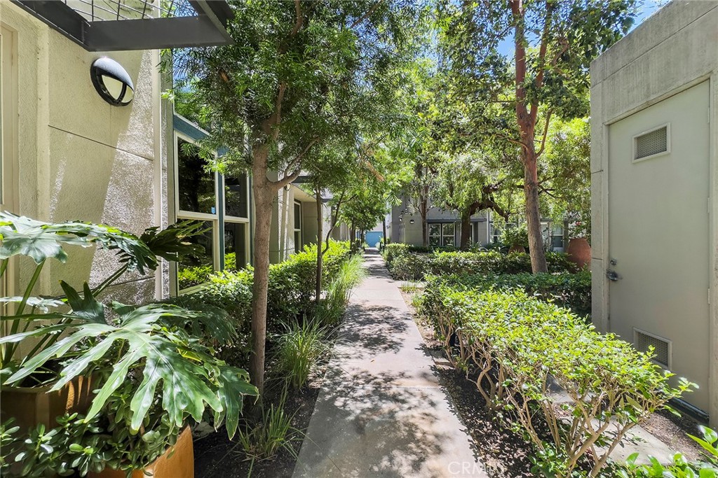 253 N Bush Street Property Photo 6