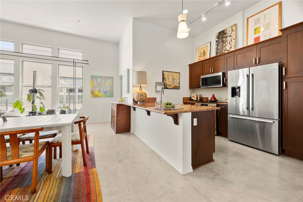253 N Bush Street Property Photo 7