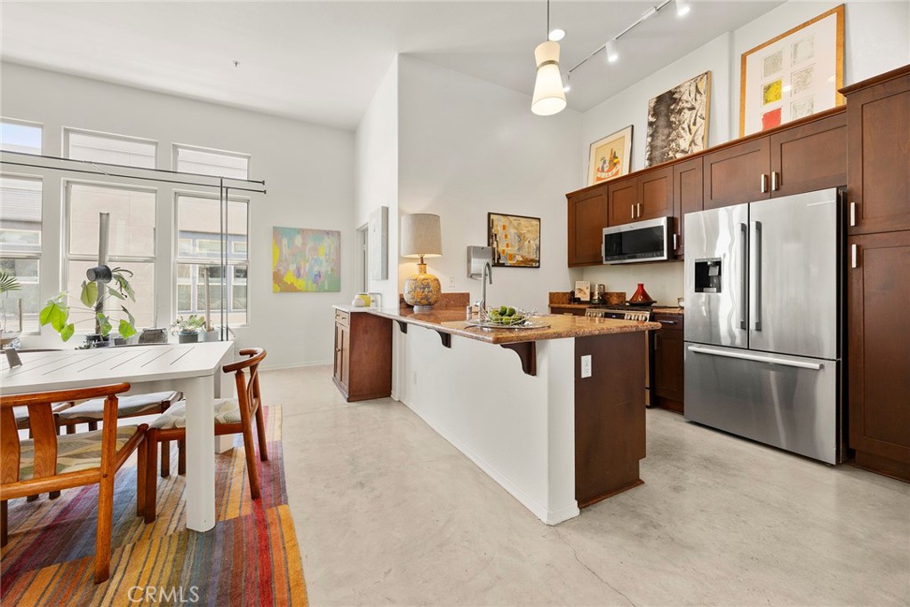 253 N Bush Street Property Photo 8