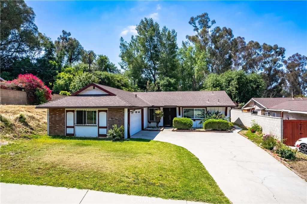 1510 E Newcrest Drive Property Photo 1