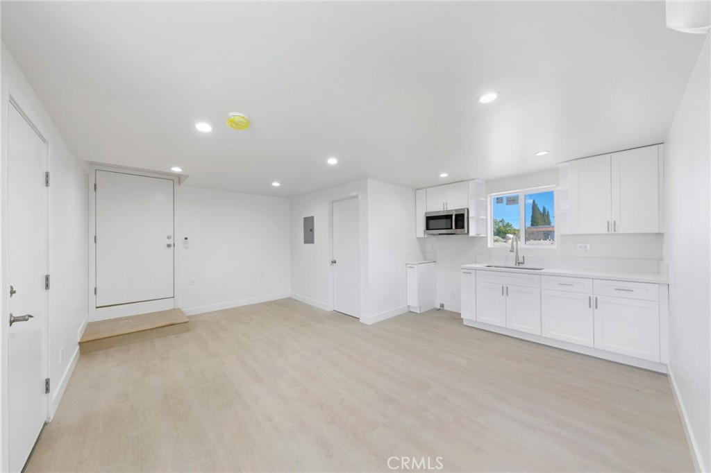 426 E 17th Street Property Photo 5