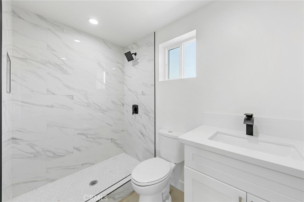426 E 17th Street Property Photo 6