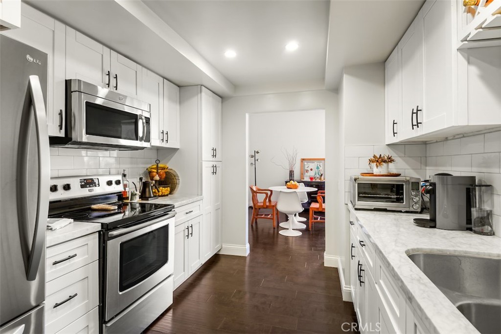 930 N Wetherly Drive 201 Property Photo 11