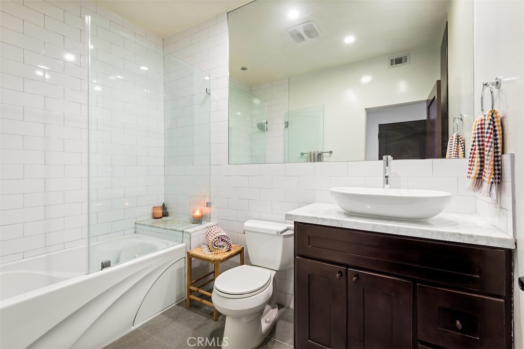 930 N Wetherly Drive 201 Property Photo 21